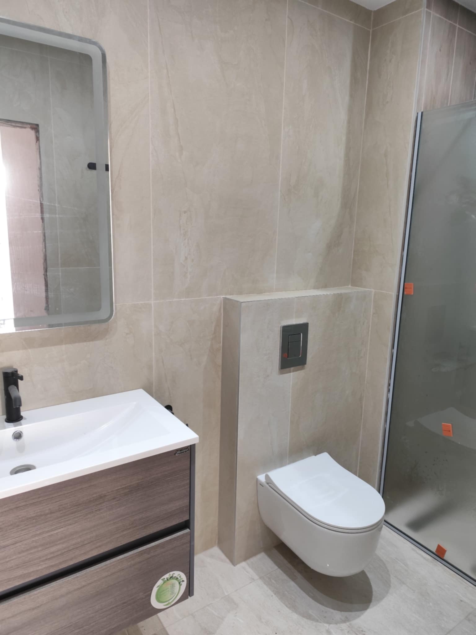 Минималистичен шкаф за баня светло дърво