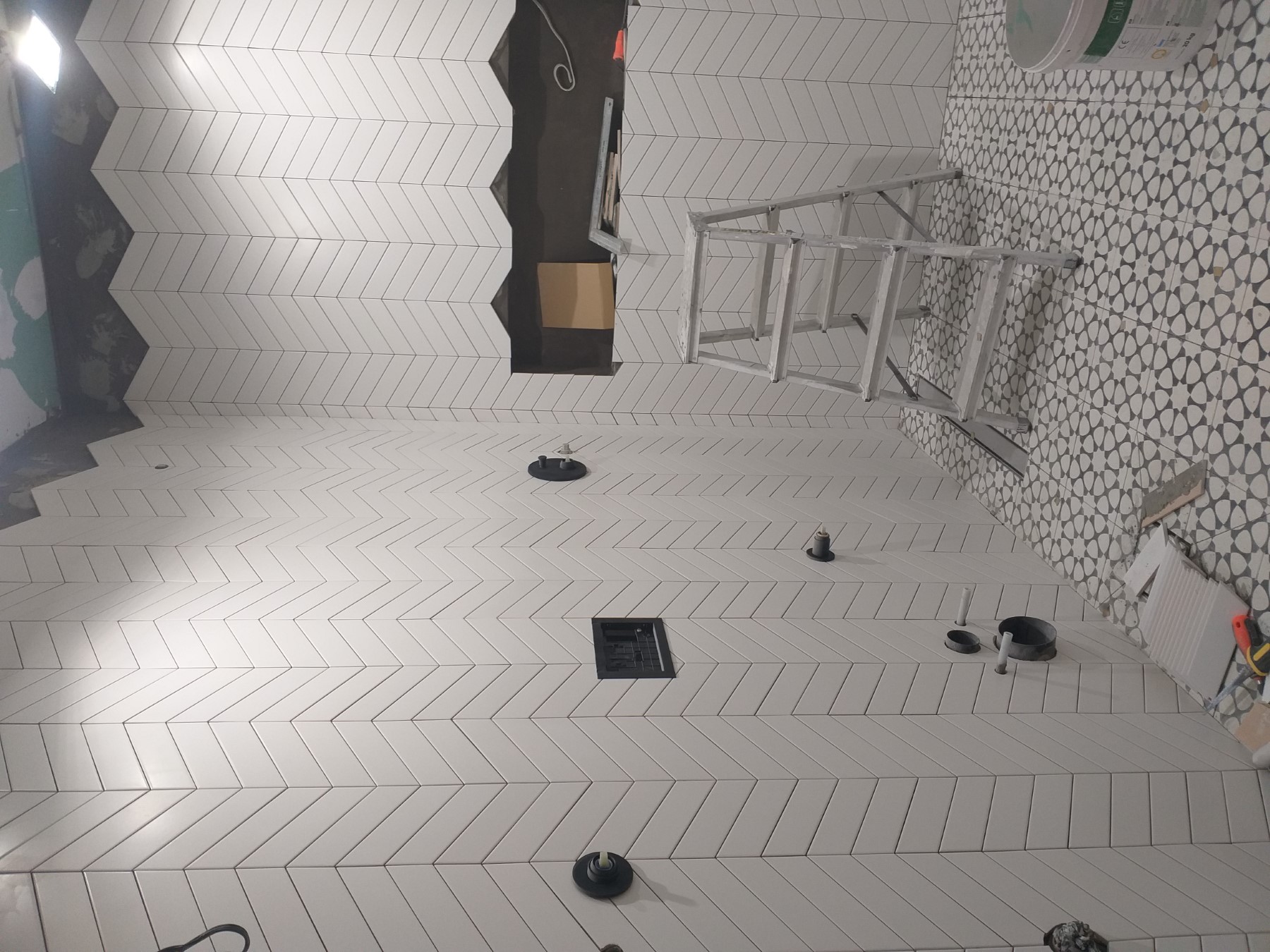 Големи плочки в малка баня светли цветове