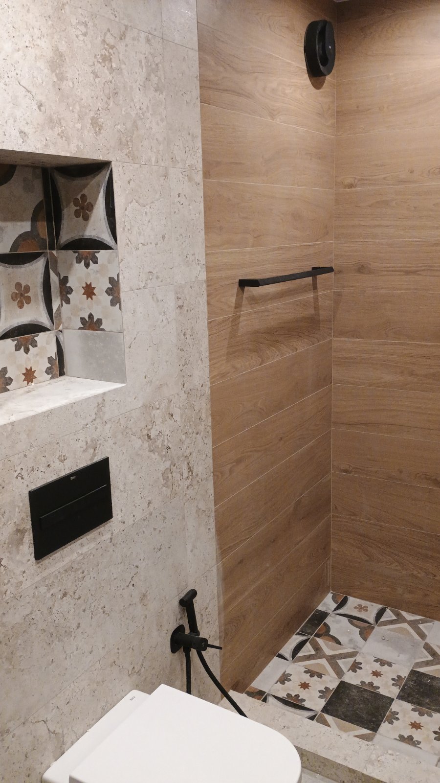 Гланцови плочки отражение светлина баня