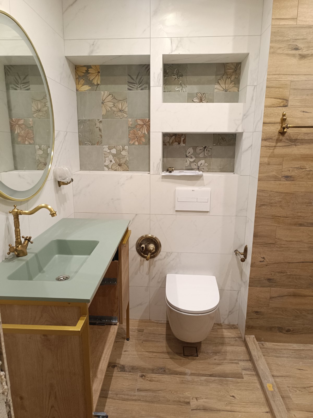 Скандинавска баня с окачена мивка